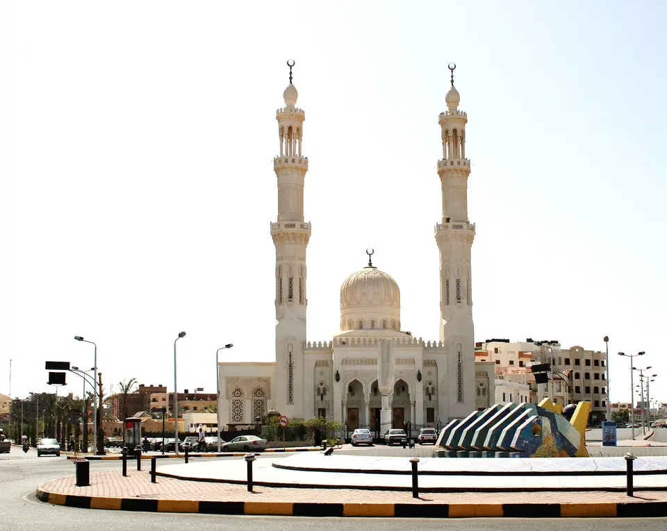 Abd al-Munima Rijada mošeja ar diviem minaretiem Hurgadā