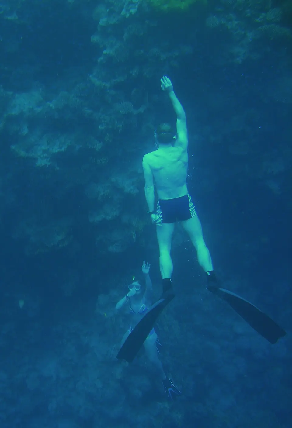 Brīvnirējs zem ūdens Blue Hole pie Dahabas