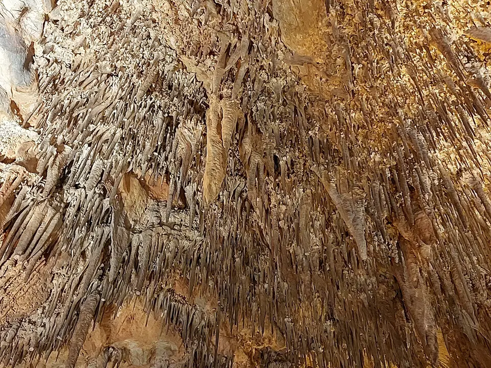 Stalaktīti un stalagmīti Damlataş alā