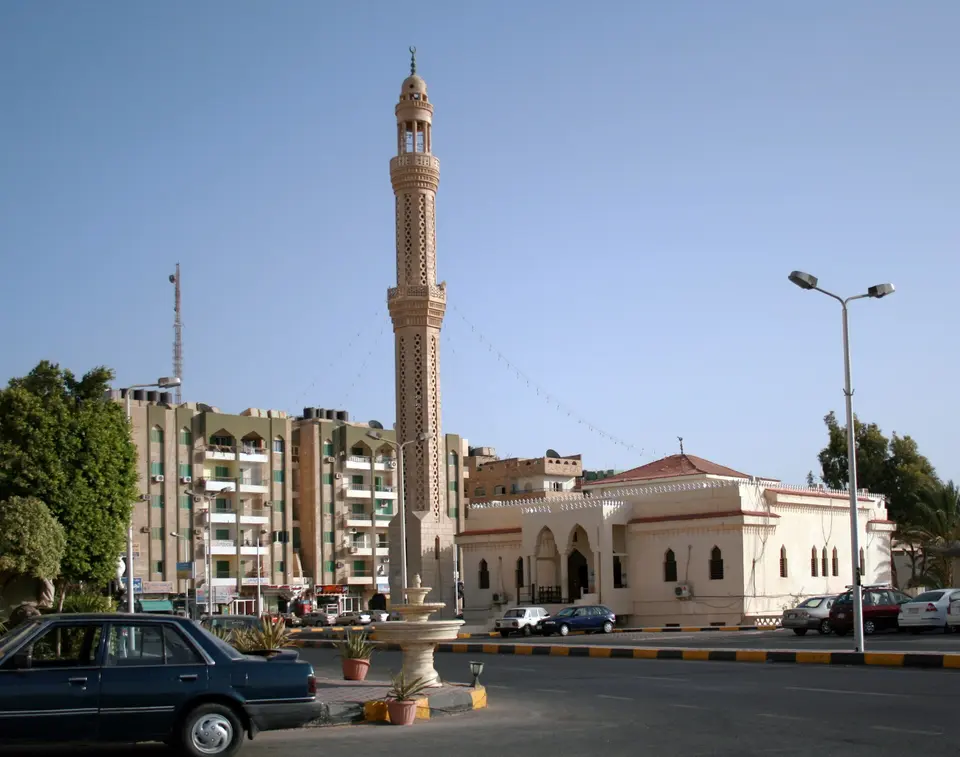 Mošejas minarets un zemas ēkas Hurgadas ielā