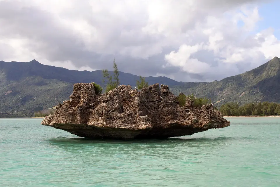Crystal Rock klints lagūnā pie Île aux Bénitiers