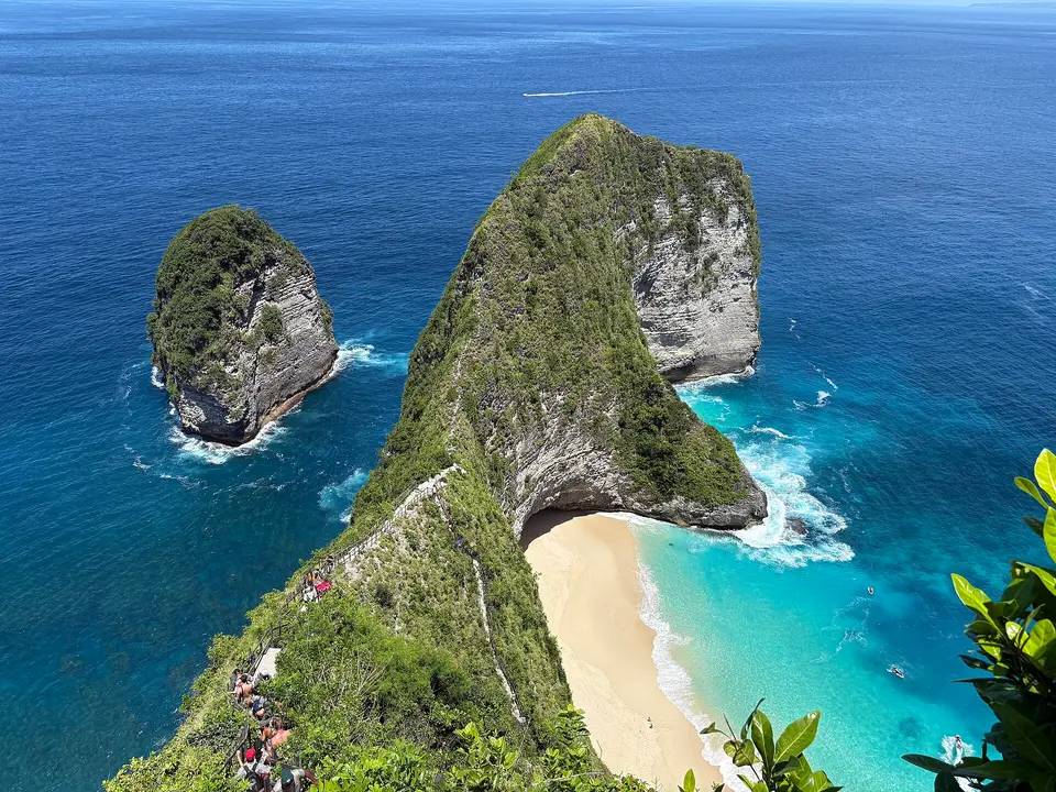 Kelingking pludmale un klints Nusa Penida salā