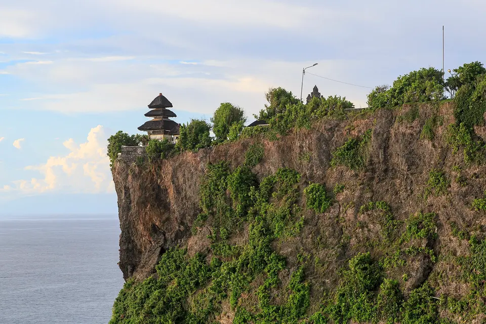 Uluvatu templis virs stāvām klintīm