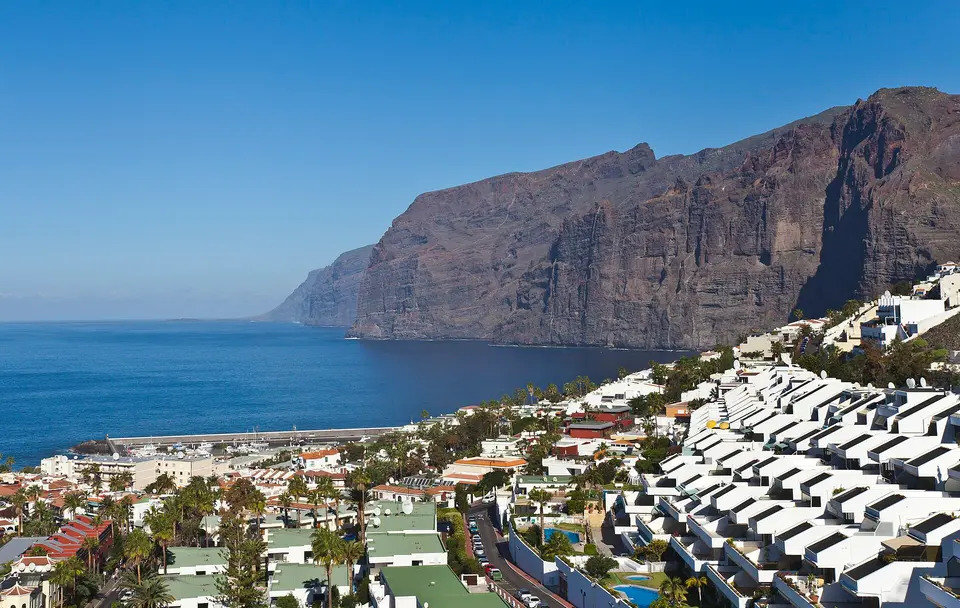 Skats uz Los Gigantes ciematu pie okeāna