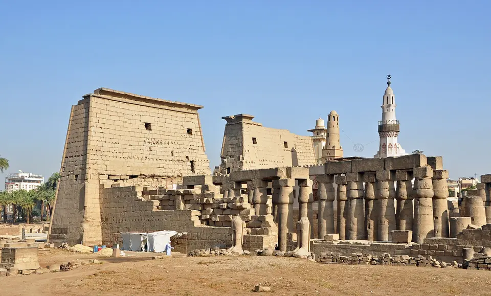 Luksoras tempļa kolonnāde un pilons, aiz tiem mošejas minarets