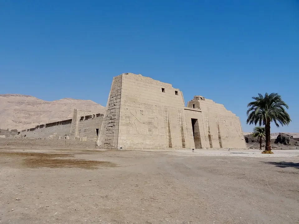 Medinet Habu — Ramzesa III tempļa pilons un palma