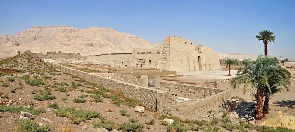 Medinet Habu tempļa pilons un mūri pie Tēbu kalniem