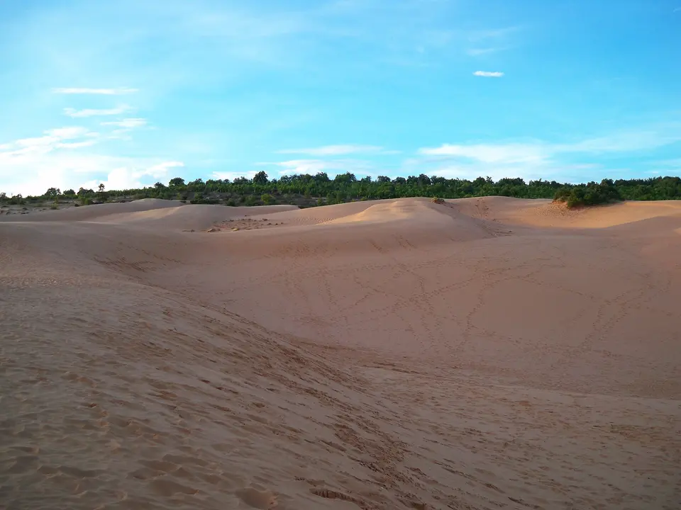 Sarkanās smilšu kāpas (Đồi Cát Bay) Phan Thiet piekrastē