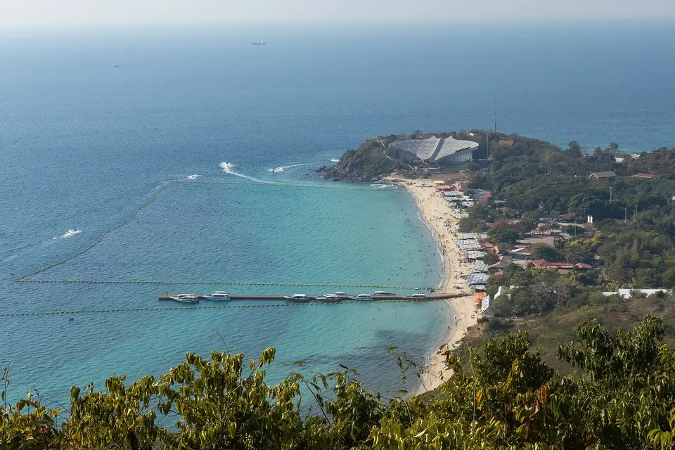 Samae pludmale Koh Larn salā, skats no vējdzirnavu skatu punkta