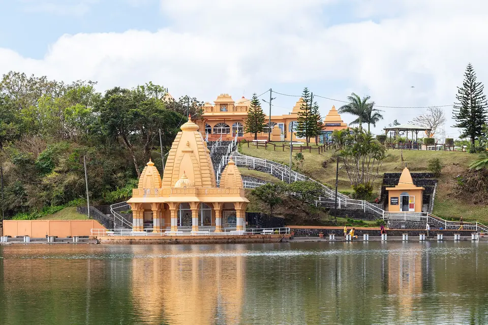 Hinduistu templis pie Ganga Talao ezera