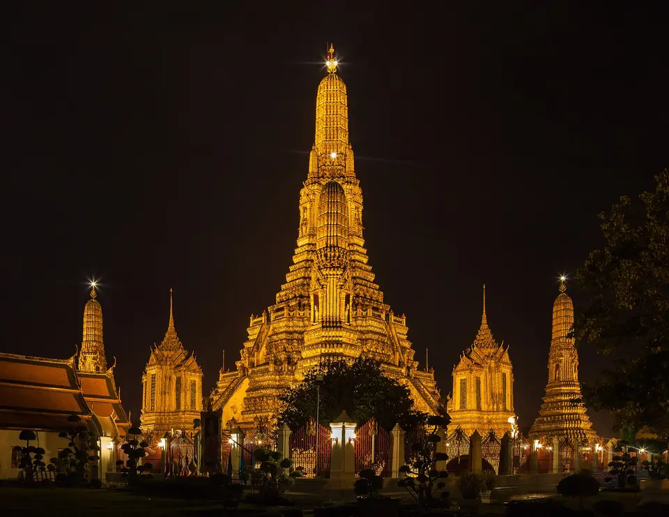 Rītausmas templis (Wat Arun) vakara izgaismojumā